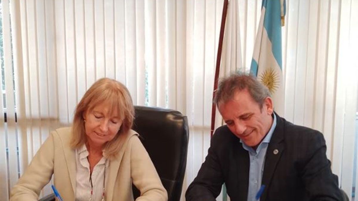 La titular del Colegio Notarial Mendoza, María Teresa Aragona, y el presidente del Colegio de Agrimensores de Mendoza, Javier Oyhenart.