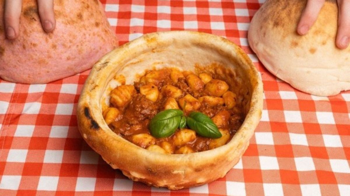 La pasta servida sobre pizza en este bodegón de Buenos Aires. La pasta servida sobre pizza en este bodegón de Buenos Aires.