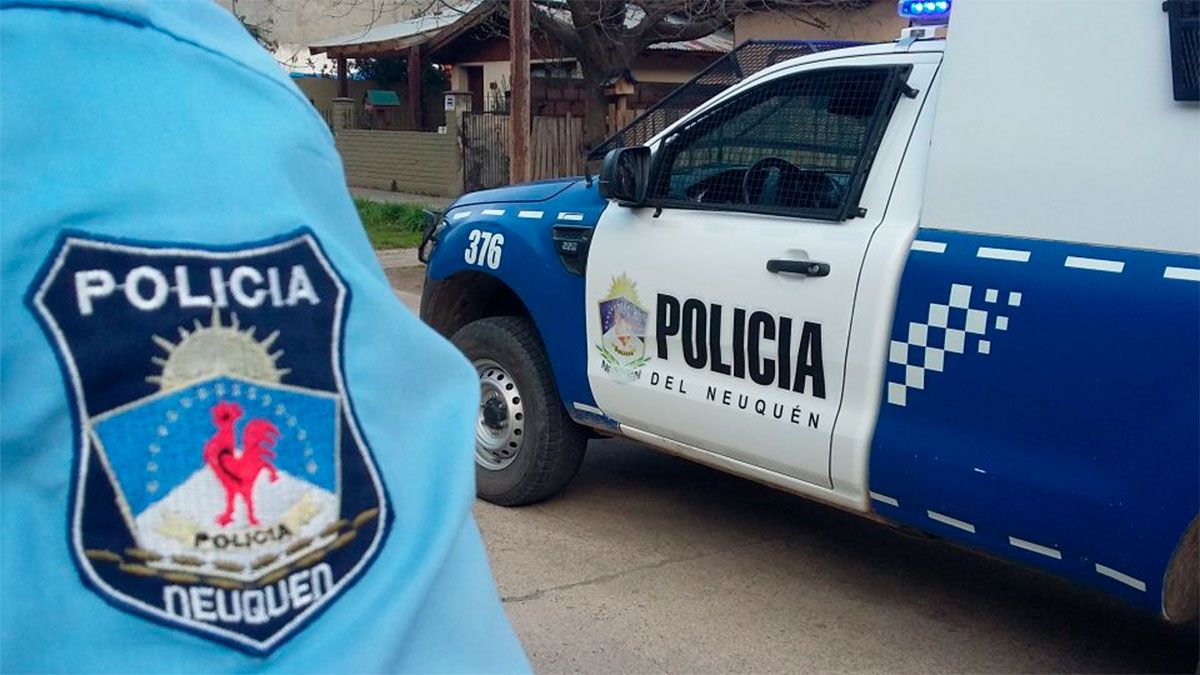 Agentes de la Policía se pusieron a la par del auto sospechoso y vieron que uno de los ocupantes del vehículo tenía un arma de fuego.