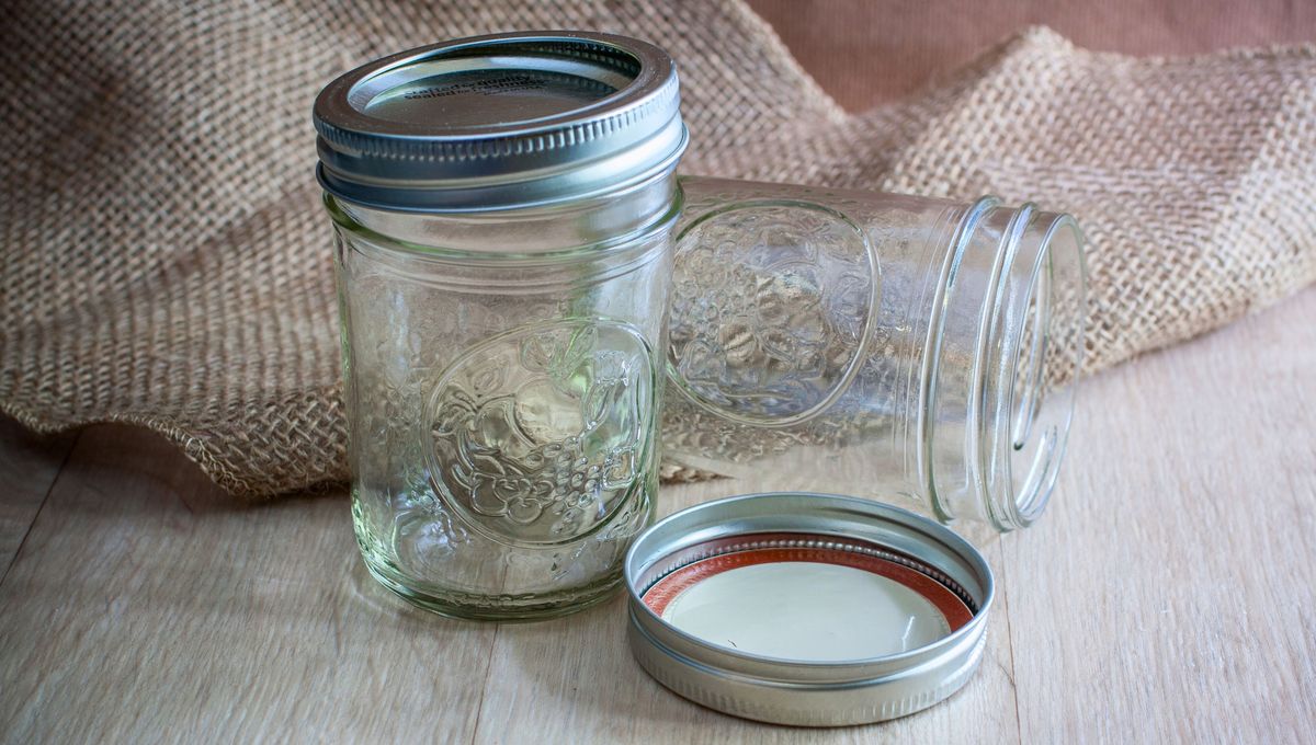 A todos nos gusta tener frascos de salsa, mermelada o duraznos durante el invierno.