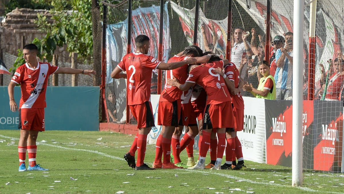 Agustín Manzur festejando uno de los goles del Deportivo Maipú.