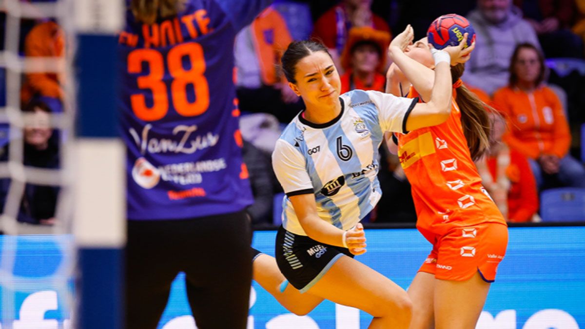 Ayelén García ante las neerlandesas