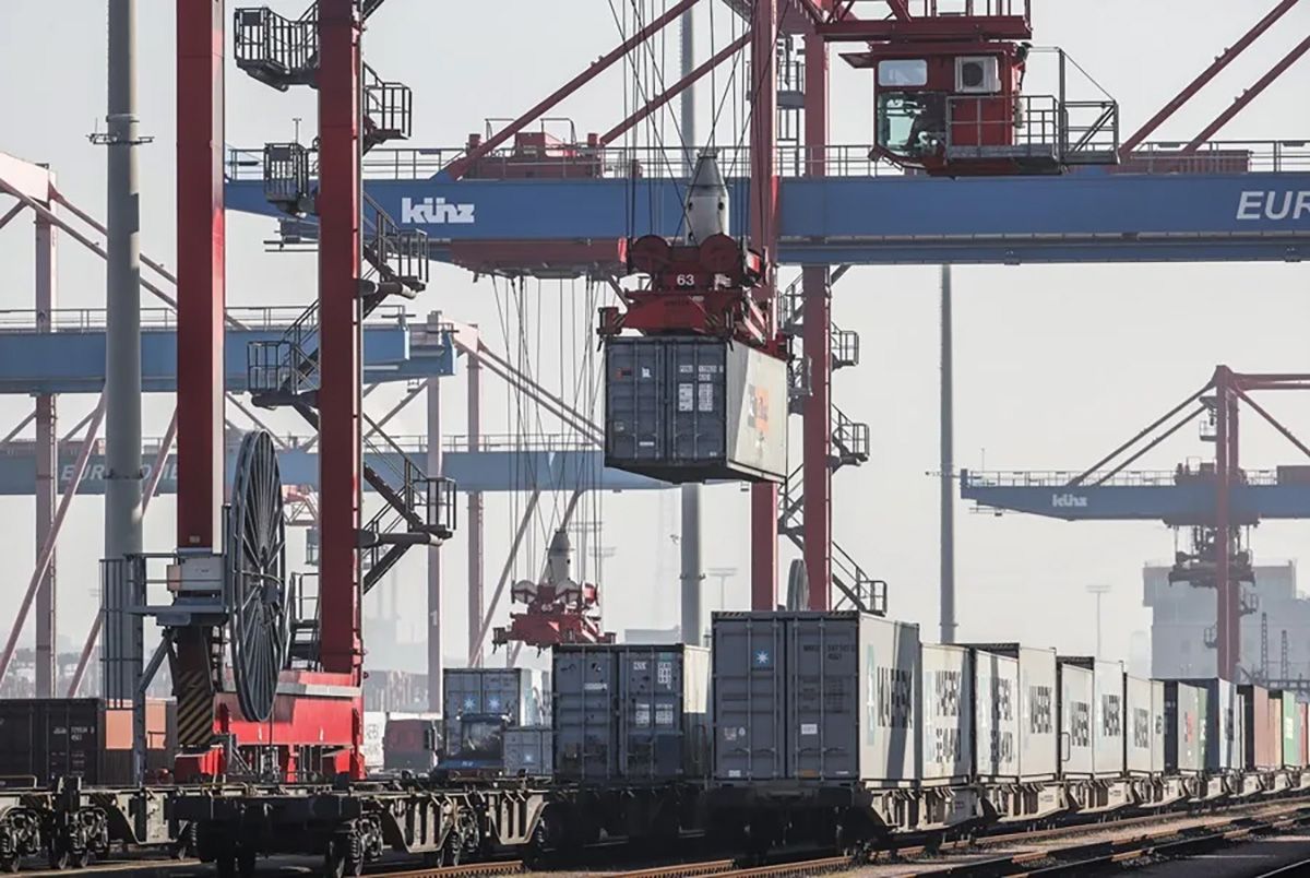 Una grúa transporta un contenedor en el puerto de Hamburgo, Alemania. Crédito: EFE/Carsten Koall.
