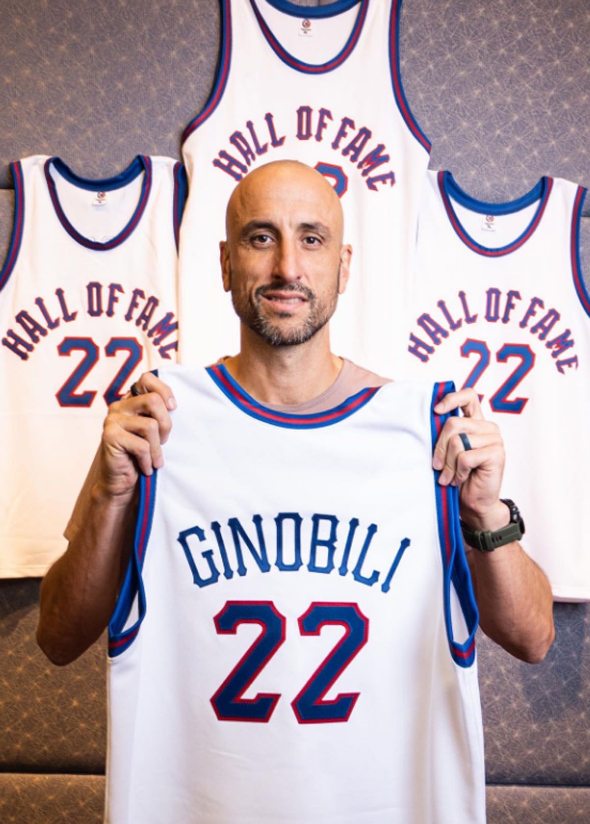 Manu Ginóbili en la sesión de fotos de la camada 2022 del Salón de la Fama de la NBA