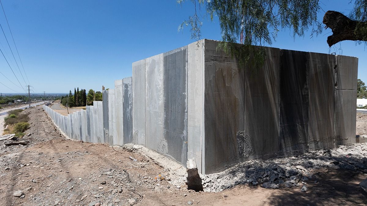 El muro que construye la UNCuyo genera polémica.