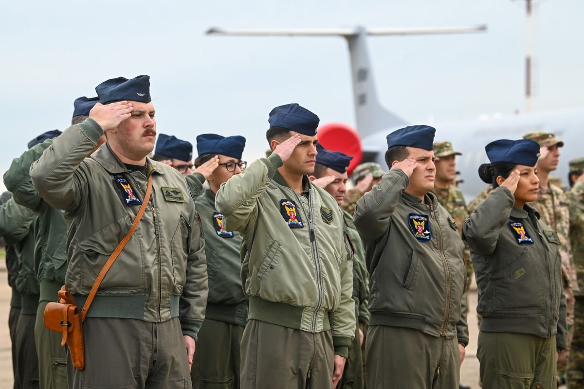 Integrantes de la Fuerza Aérea Argentina durante el recordatorio del Bautismo de Fuego. Integrantes de la Fuerza Aérea Argentina durante el recordatorio del Bautismo de Fuego.