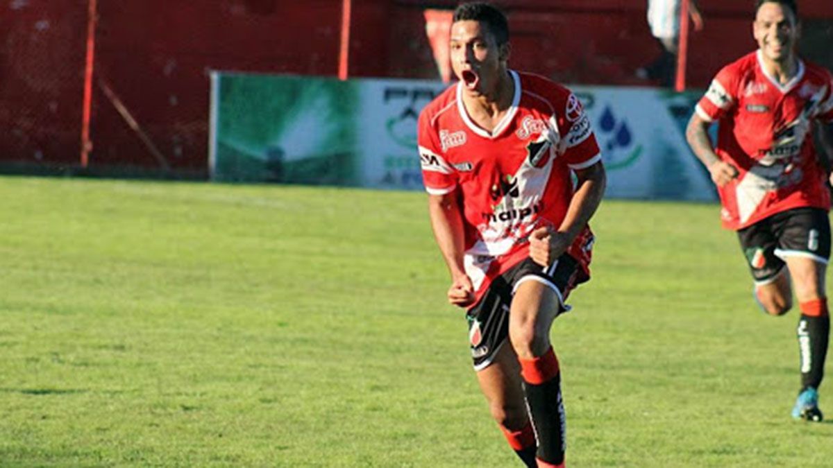 El delantero del Deportivo Maipú Álvaro Veliez con ganas de que retornen las prácticas.