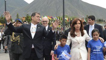 La Presidenta inauguró en Quito una estatua de Kirchner junto a los demás presidentes de la Unasur