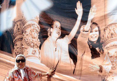Con un fotomontaje junto a Evita, homenajearon a Cristina en el Día de la Mujer