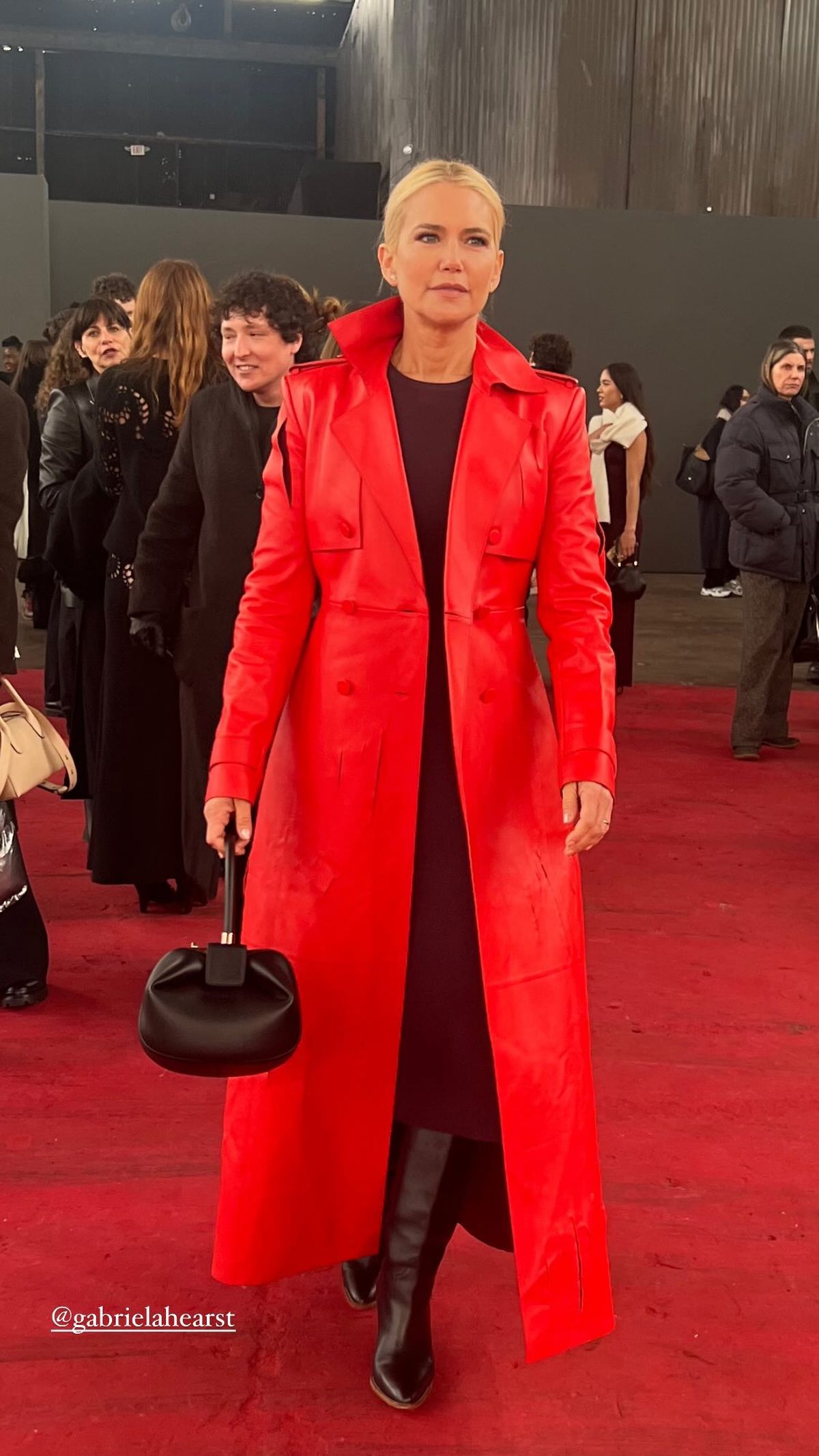 De rojo furioso, Valeria Mazza es la reina de la Semana de la Moda de New York: trench, cuero y más. De rojo furioso, Valeria Mazza es la reina de la Semana de la Moda de New York: trench, cuero y más.