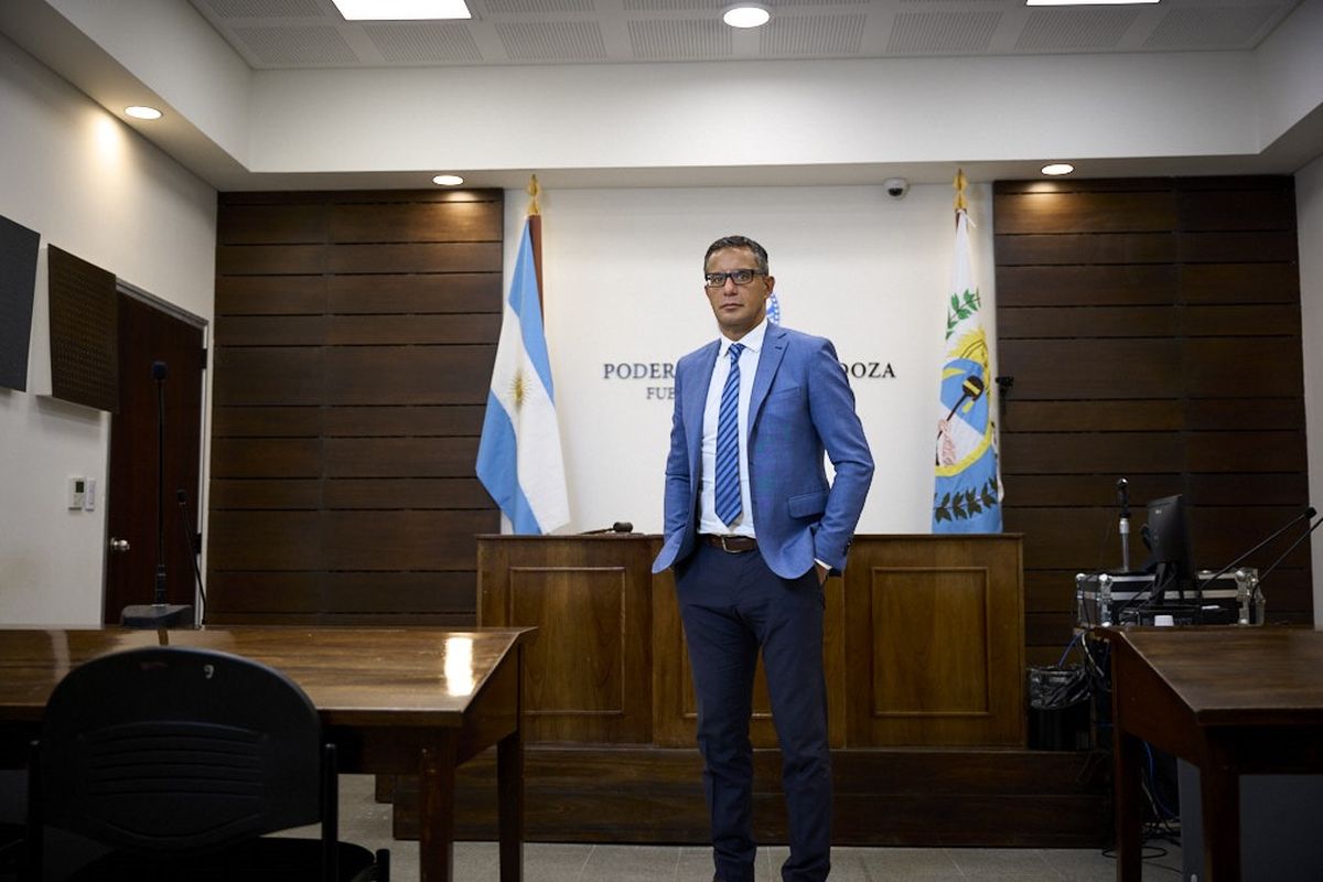 Sometido al Jury de Enjuiciamiento, el juez penal Sebastián Sarmiento pidió ser asistido por un defensor público, como nunca lo había hecho ninguno de sus colegas en idéntica situación. Sometido al Jury de Enjuiciamiento, el juez penal Sebastián Sarmiento pidió ser asistido por un defensor público, como nunca lo había hecho ninguno de sus colegas en idéntica situación.