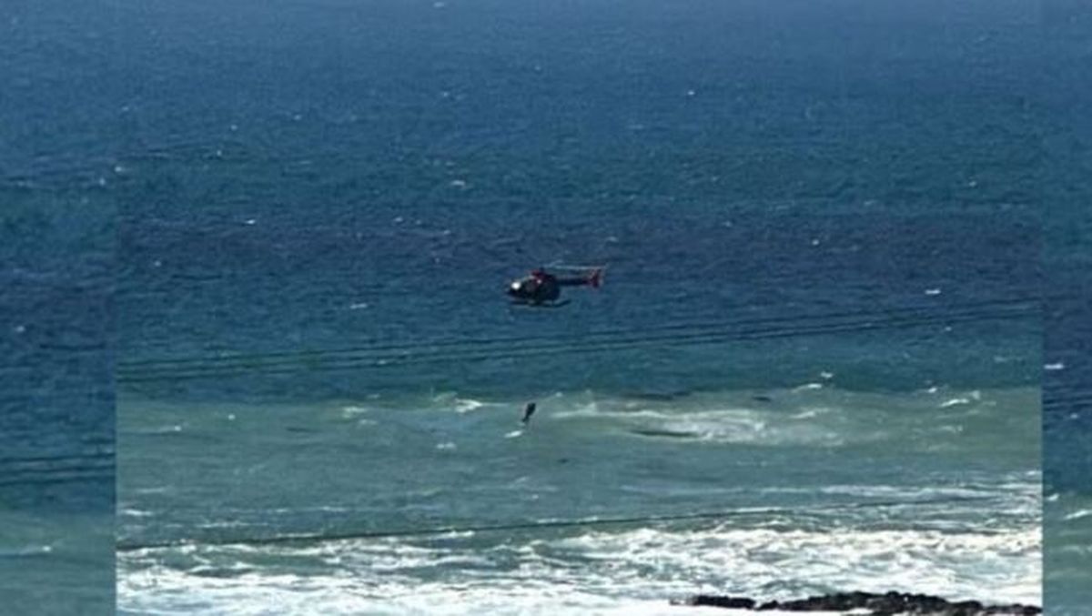 Un helicóptero participó de la búsqueda de un hombre que no pudo ser rescatado al ser arrastrado por la marejada.