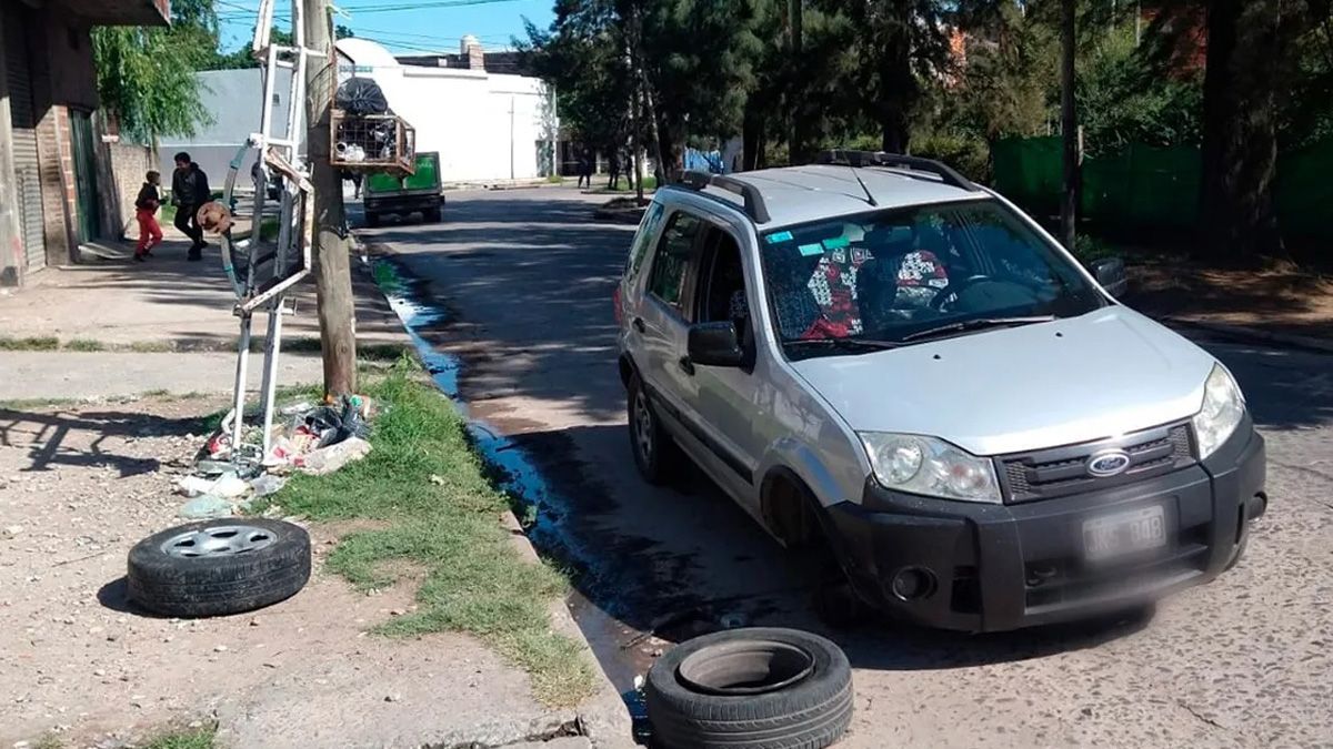 La camioneta en la que se movilizaban los tres delincuentes y que sufrió la pinchadura de una cubierta