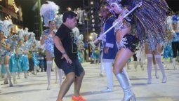 Diego Maradona se dio una vuelta por el carnaval de Corrientes y la rompió bailando