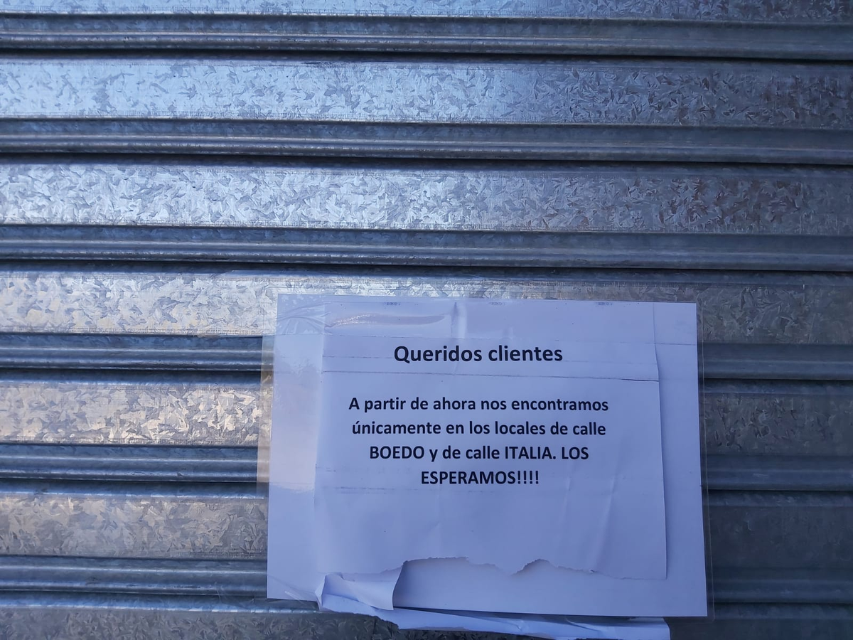 La leyenda que informa a los clientes cuales son las sucursales que seguirán abiertos como Super A luego de la venta de otras 16 La leyenda que informa a los clientes cuales son las sucursales que seguirán abiertos como Super A luego de la venta de otras 16