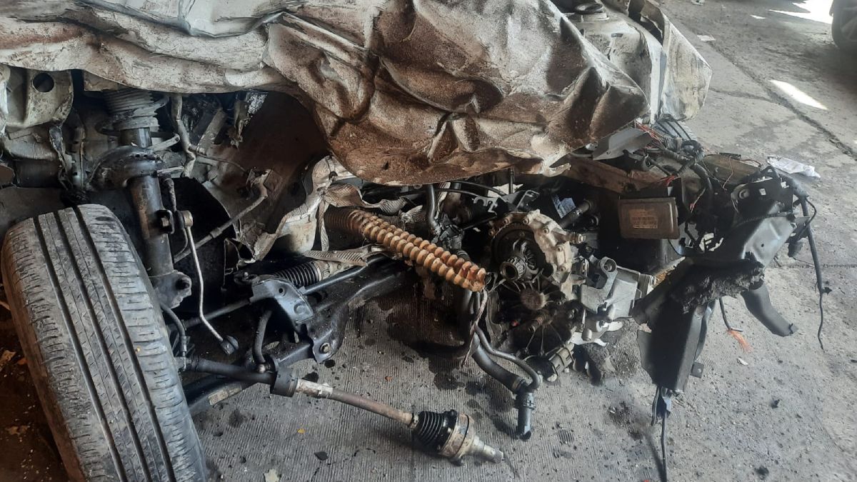 El motor de este auto, impactado de frente conta el camión, fue despedido a varios metros y quedó sobre la ruta.