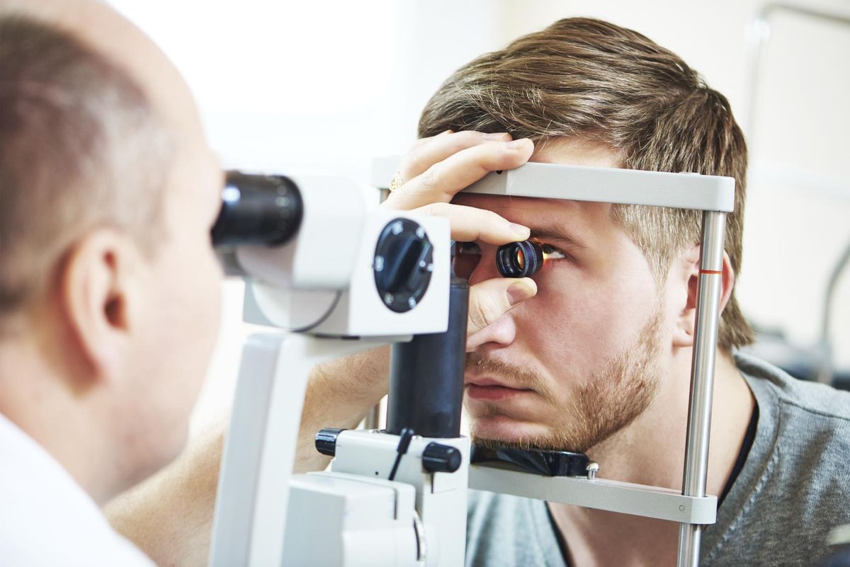 Los optometristas están capacitados para identificar las diversas enfermedades que pueden manifestarse a través de los ojos y trabajar con otros profesionales de la salud para controlarlas.