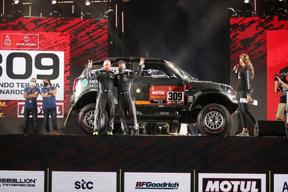 Orly Terranova y Bernardo Graue en la rampa de salida del Dakar 2021.