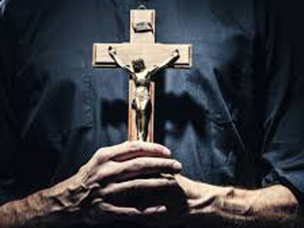Un reverendo moderno hace exorcismos por internet