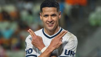 Independiente Rivadavia venció 4 a 2 a Deportivo La Guaira en Venezuela y es más líder que nunca Independiente Rivadavia venció 4 a 2 a Deportivo La Guaira en Venezuela y es más líder que nunca