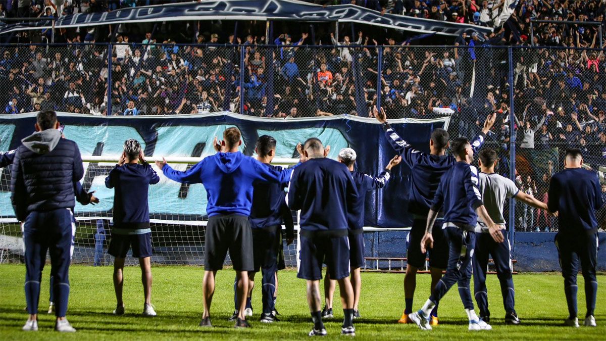 Los jugadores de Independiente Rivadavia y sus hinchas, en una postal que quedará grabada por siempre.
