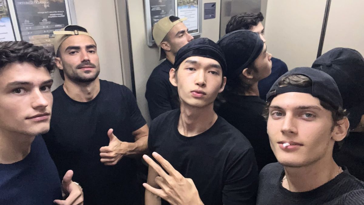 Simón, a la derecha, junto a otros compañeros modelos. "Me asusté", dijo. Simón, a la derecha, junto a otros compañeros modelos. "Me asusté", dijo.