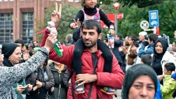 Cálida bienvenida les dan en Alemania a miles y miles de refugiados