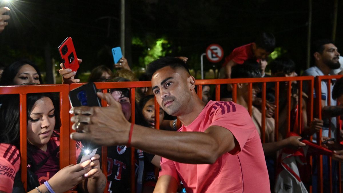 El Pity más local que nunca. El jugador mendocino de River Plate Gonzalo Pity Martínez fue uno de los más requeridos para las fotos por los hinchas.