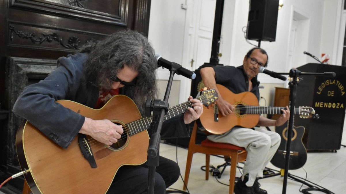 Reconocimiento: El dúo mendocino de fusión Orozco- Barrientos, fue homenajeado y premiado por la Legislatura de Mendoza.