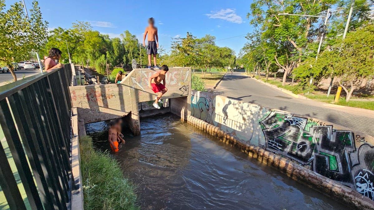 En días calurosos, la postal de chicos bañándose en cauces de agua se repite.