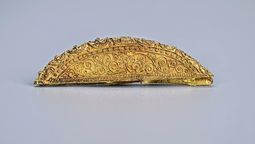 Parte del tesoro estaba compuesto por artefactos de oro. Parte del tesoro estaba compuesto por artefactos de oro.