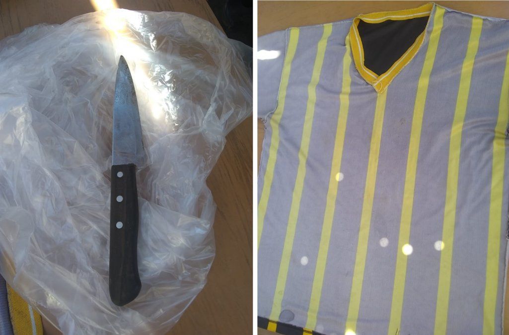 El cuchillo y la remera secuestrados durante los allanamientos.