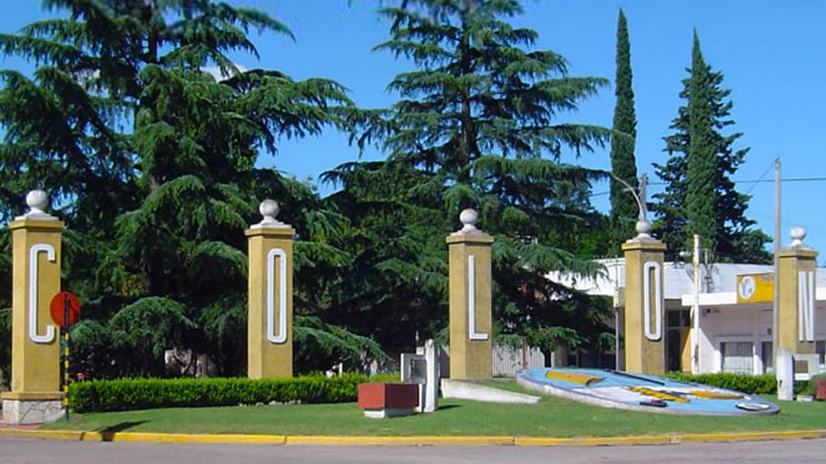 Col&oacute;n est&aacute; situado a 280 kil&oacute;metros de la Ciudad de Buenos Aires y tiene un faro que es r&eacute;plica del de San Clemente del Tuy&uacute;