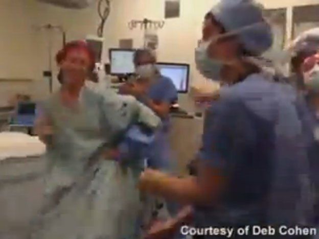 El genial video de una mujer bailando en el quirófano antes de su doble mastectomía
