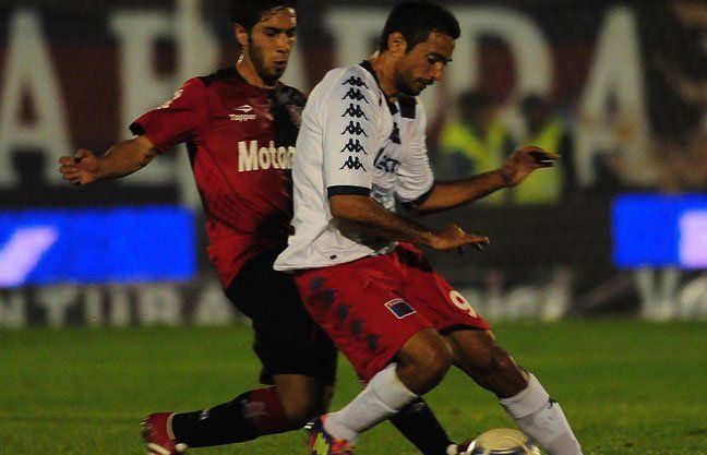 Tigre derrotó a Newells, llegó a la punta y salió del descenso directo