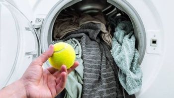 El truco de la pelotita de tenis en el lavarropas: por qué funciona y cuándo aplicarlo