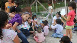 Jóvenes invitan a llevar alegría a niños de diferentes barrios de Paraná