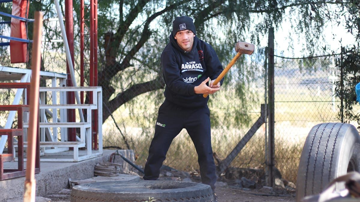 A los golpes. La carrera en el deporte y en boxeo fue la elegida por Juan Carrasco para buscar una vida mejor para los suyos. El tema reinserción social no cabe en él, ya que nunca estuvo al margen de la sociedad. A los golpes. La carrera en el deporte y en boxeo fue la elegida por Juan Carrasco para buscar una vida mejor para los suyos. El tema reinserción social no cabe en él, ya que nunca estuvo al margen de la sociedad.