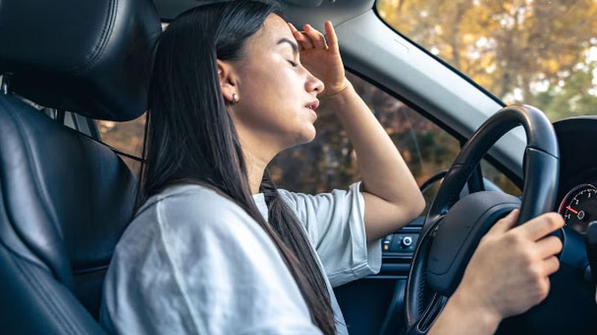 Sin aire acondicionado. La temperatura en el interior del auto se puede bajar rápidamente con un sencillo truco. 