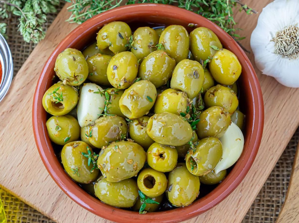La receta de aceitunas aliñadas es muy rápida de hacer. Foto: gentileza bonviveur.es. La receta de aceitunas aliñadas es muy rápida de hacer. Foto: gentileza bonviveur.es.