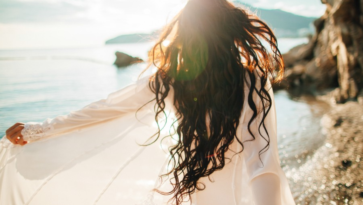 Toma nota de estos trucos para mantener el cabello hidratado en la playa