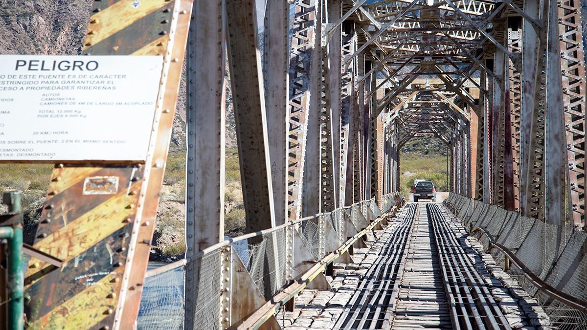 Este viejo puente, con carteles de peligro, es el que inicia la aventura hacia el Potrerillos secreto.