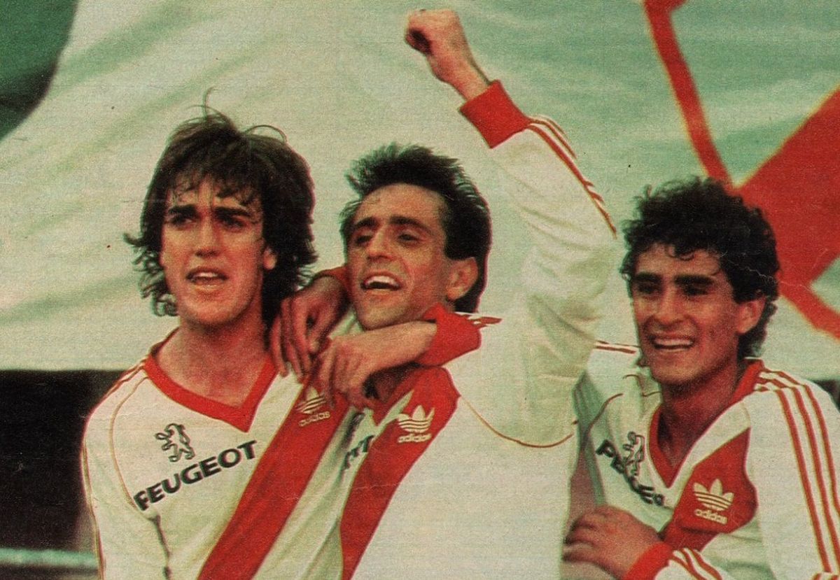 River venció a Racing en la temporada 1989/90 con gol de Mencho Medina Bello, quien acababa de ser comprado a la Academia.