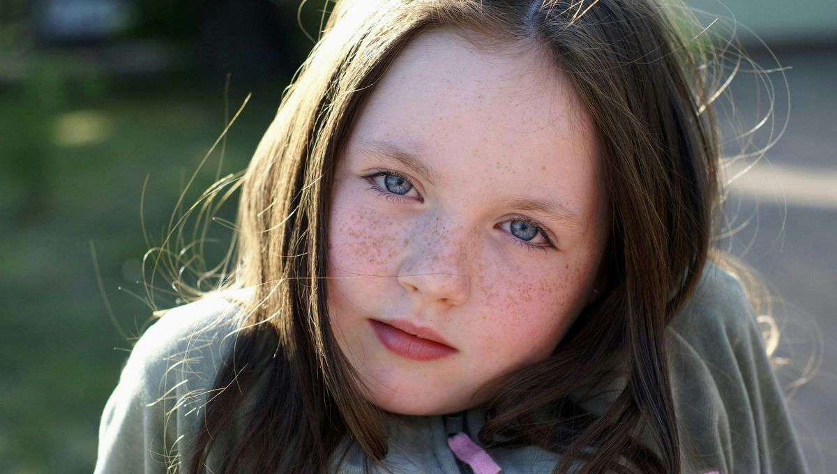 Tener pecas expone rasgos significativos dentro del árbol familiar e incluso en la parte del cuerpo en la que aparece. Tener pecas expone rasgos significativos dentro del árbol familiar e incluso en la parte del cuerpo en la que aparece.