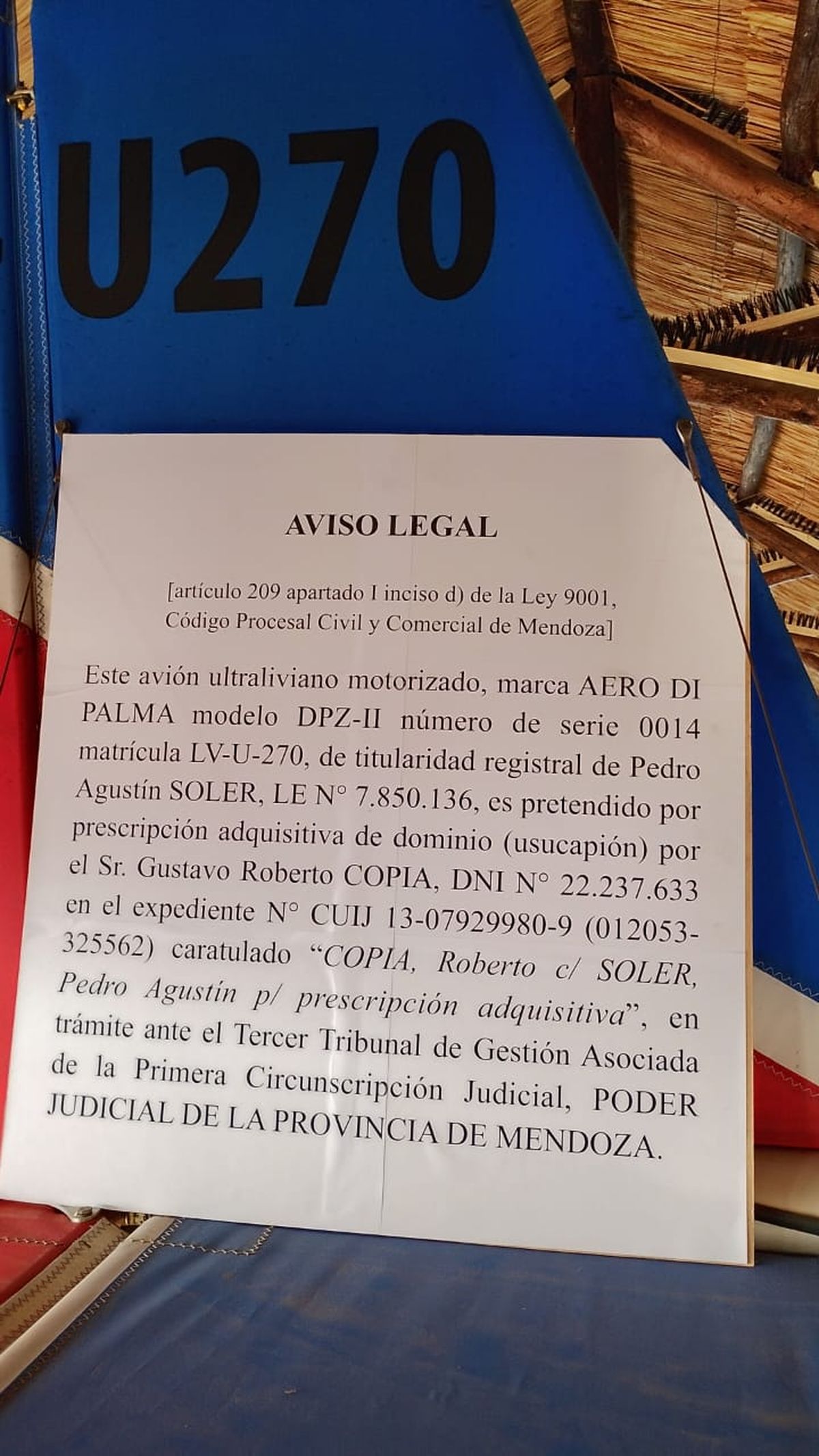 En la aeronave guardada en un aeroclub de Chacras de Coria, un cartel anuncia que la titularidad está bajo proceso judicial. En la aeronave guardada en un aeroclub de Chacras de Coria, un cartel anuncia que la titularidad está bajo proceso judicial. 