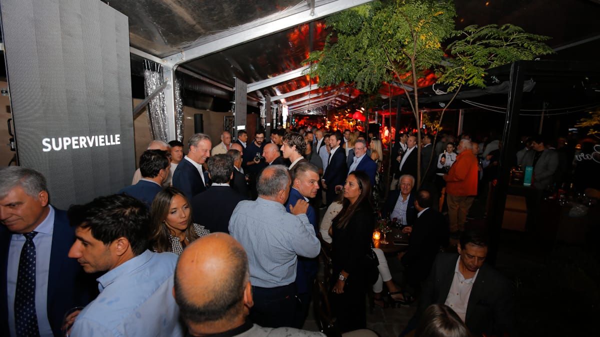 Más de 200 invitados, entre clientes y funcionarios provinciales, asistieron al sunset de Vendimia organizado por Supervielle en un hotel céntrico de Mendoza Más de 200 invitados, entre clientes y funcionarios provinciales, asistieron al sunset de Vendimia organizado por Supervielle en un hotel céntrico de Mendoza