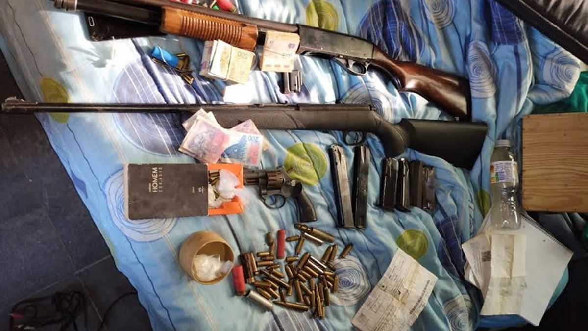 En los allanamientos en el Campo Pappa por narcotráfico en Mendoza capturaron a 5 personas y secuestraron una gran cantidad de drogas y armas de fuego.