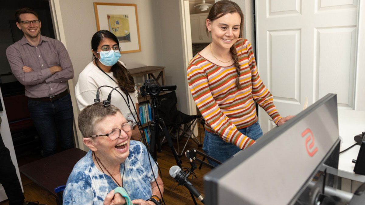 El implante cerebral desarrollado por la Universidad de Stanford permitió a una mujer que perdió la voz comunicarse a un ritmo de 62 palabras por minuto. El implante cerebral desarrollado por la Universidad de Stanford permitió a una mujer que perdió la voz comunicarse a un ritmo de 62 palabras por minuto.