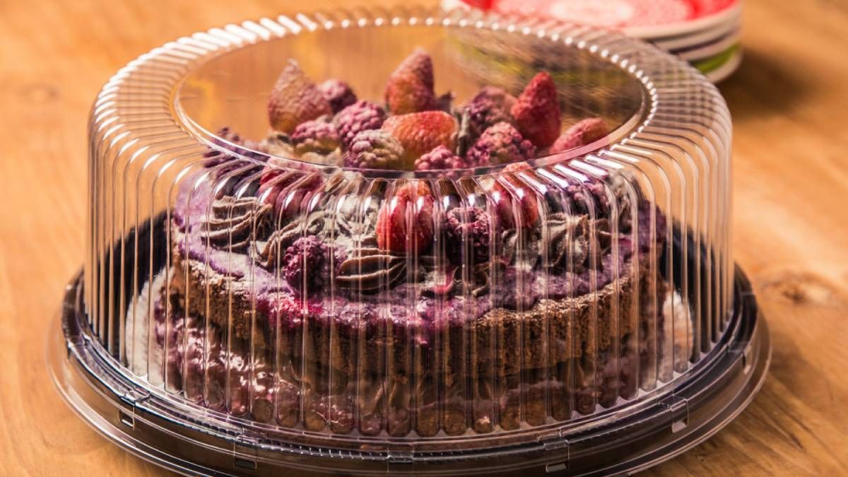 Reutiliza el envase de plástico de las tortas y conviértelo en un bello adorno