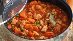El estofado de pollo es una receta que se destaca por ser rendidora y económica.